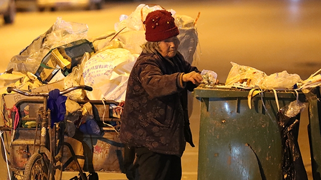 敬禮，勵志可愛的“拾荒奶奶”