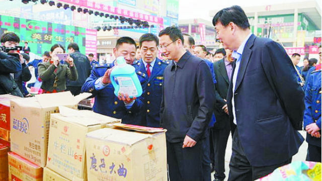 項城市消協(xié)、市工商局舉行國際消費者權益日宣傳活動