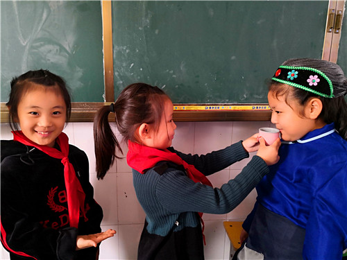 周口：小學(xué)生扮演“爺爺、奶奶” 感受重陽敬老情