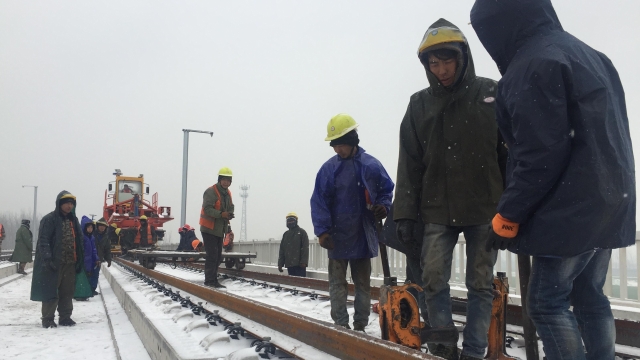 致敬！風(fēng)雪中的高鐵建設(shè)者