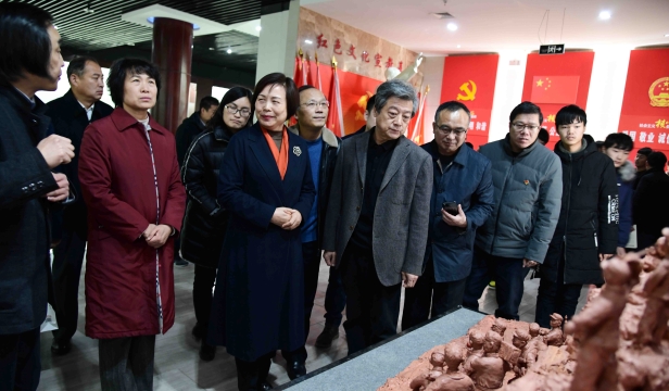 張振?！胺榛鹉甏扁x瓷泥塑藝術展在周口市文化中心展出