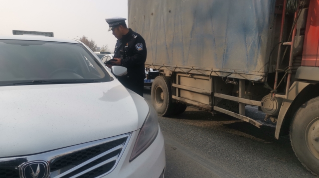 周口限行第一天，交警蜀黍上路勸返近百輛車