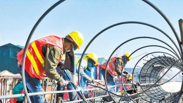 致敬！高溫下的建設者