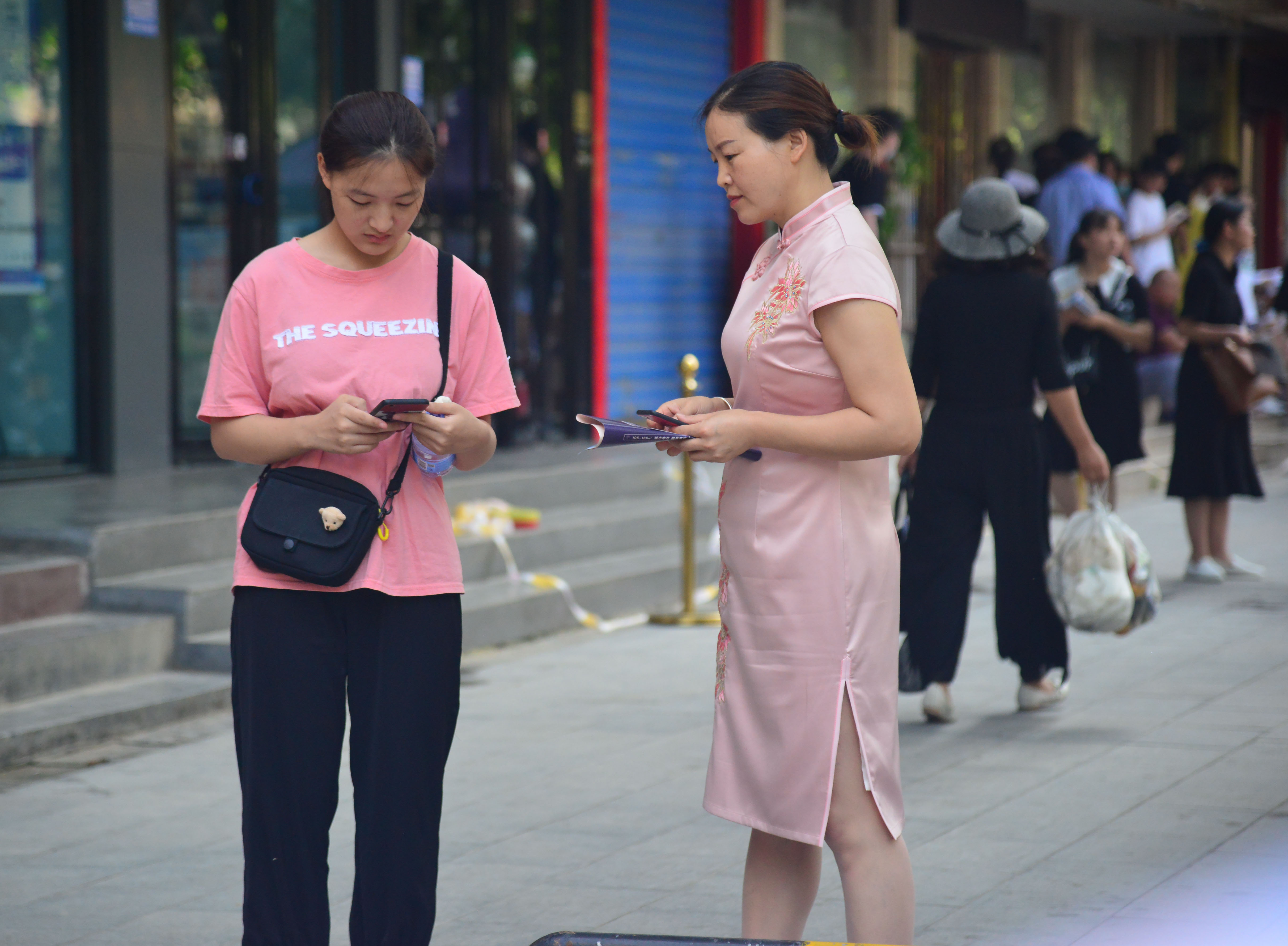 旗開(kāi)得勝！高考考場(chǎng)外的旗袍媽媽們